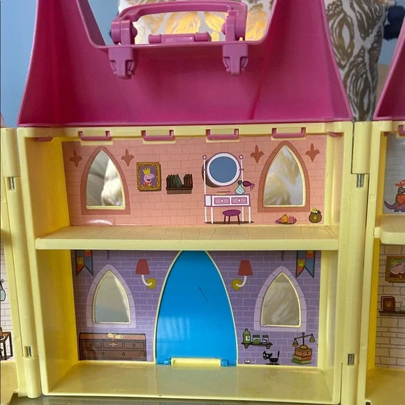 Peppa Pig Pink and Yellow Castle Playset - Picture 4 of 9
